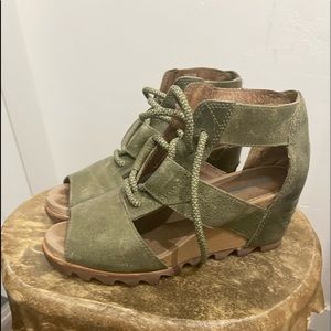 Like new   Green sorel wedge sandals